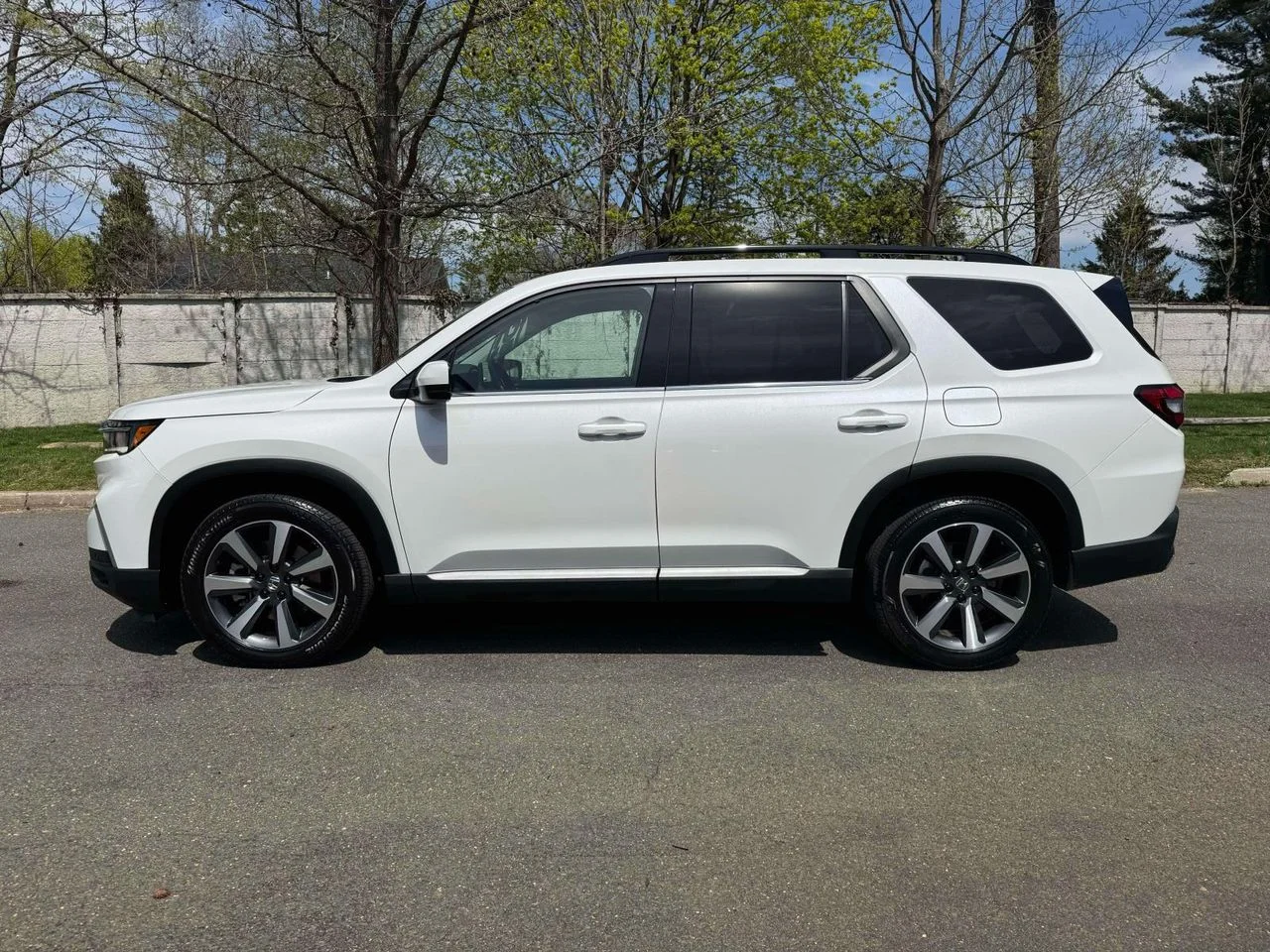 Used 2025 Platinum White Pearl Honda Touring image 4