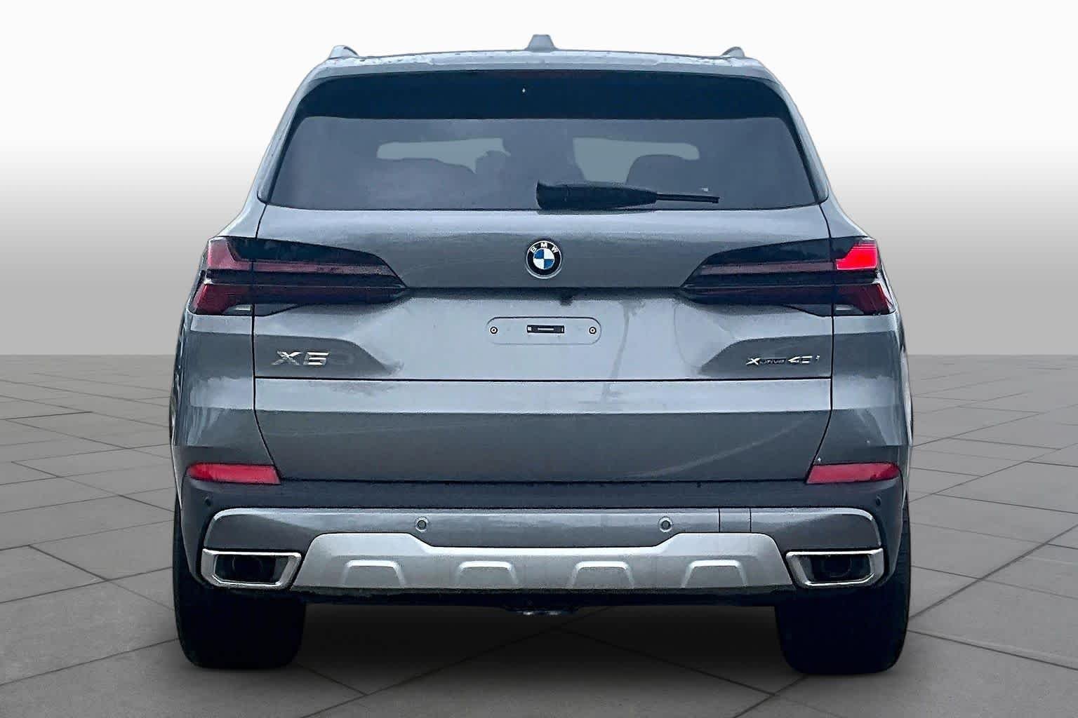 Used 2026 Skyscraper Grey Metallic BMW xDrive40i image 4