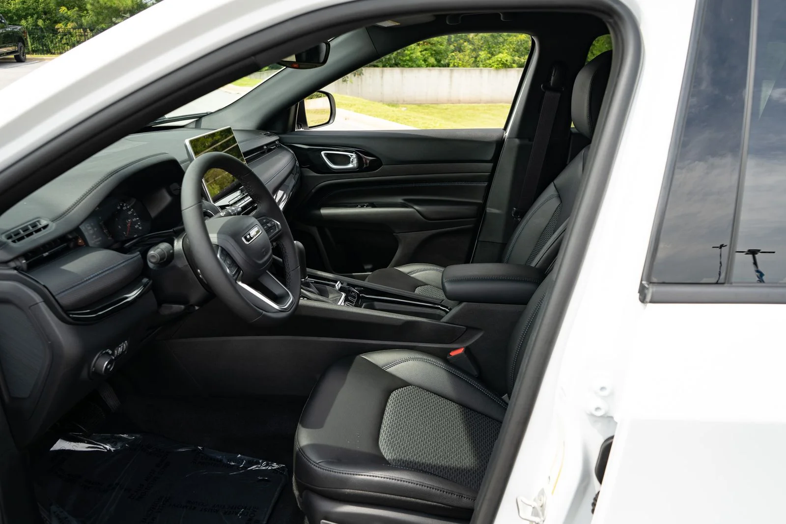 New 2026 Bright White Clear-Coat Exterior Paint Jeep Latitude image 14