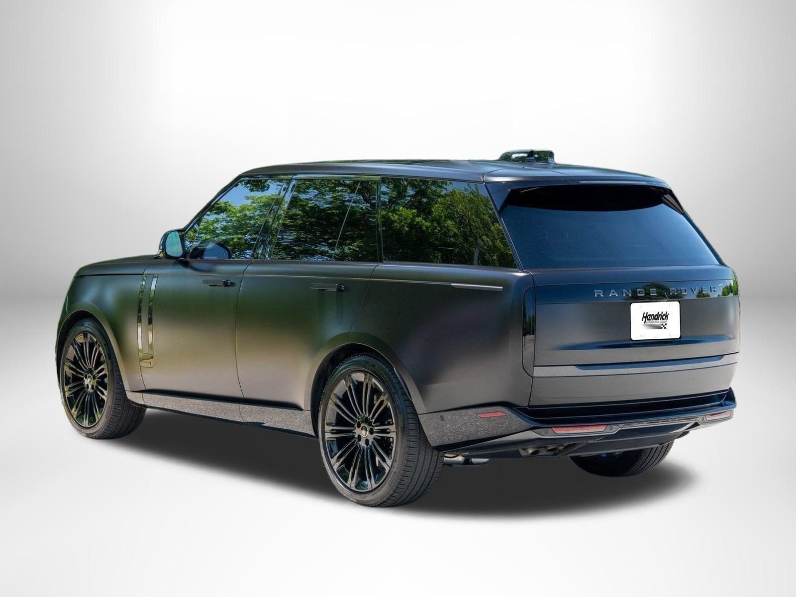 Used 2025 Obsidian Black SV Bespoke Ultra Metallic Satin Land Rover Autobiography image 3