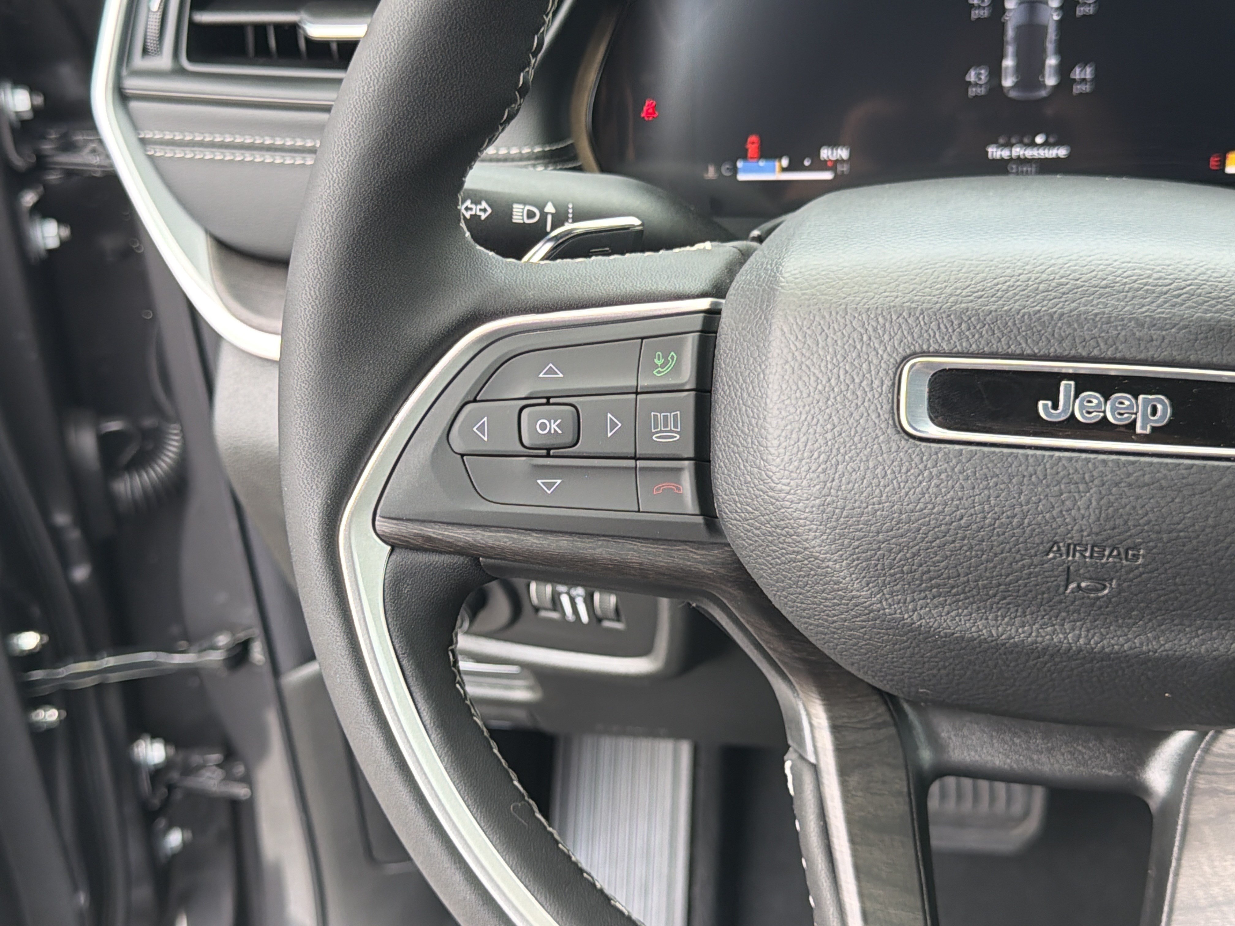 New 2026 Baltic Gray Metallic Clear-Coat Exterior Paint Jeep Altitude image 30