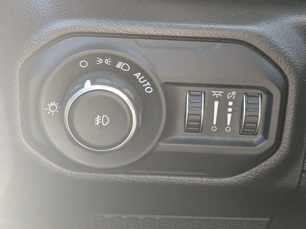 Used 2021  Jeep Unlimited Willys image 25