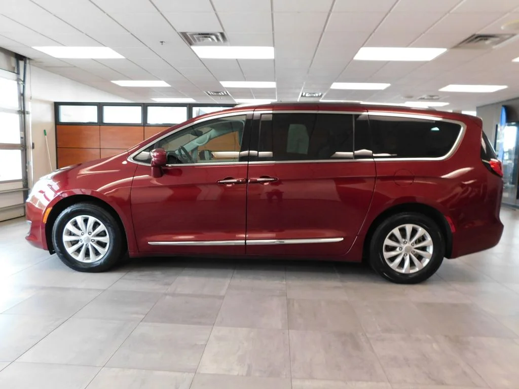 Used 2019 Velvet Red Pearlcoat Chrysler Touring L image 8