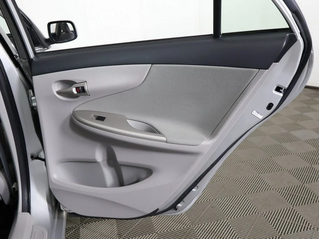 Used 2011 Silver Toyota LE image 20