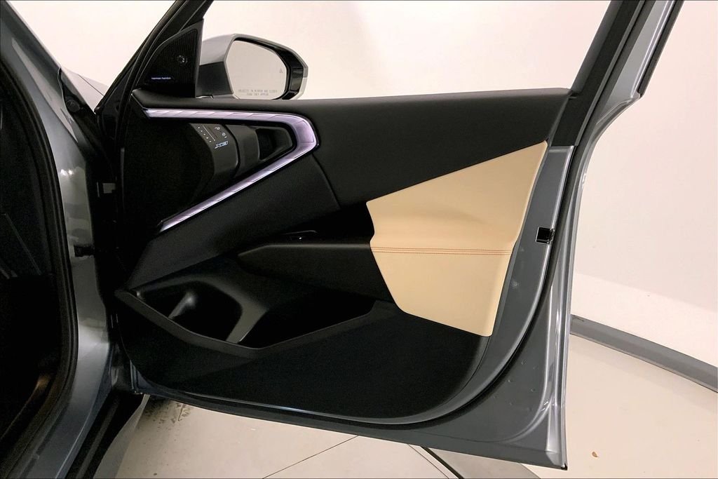 Used 2025 Skyscraper Grey Metallic BMW  image 25
