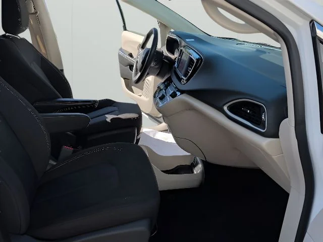Used 2022 White Chrysler LX image 43