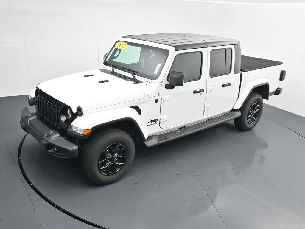 Used 2022 White Jeep Sport image 29