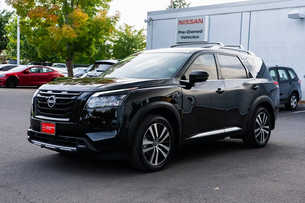 Used 2025 Black Nissan Platinum image 3