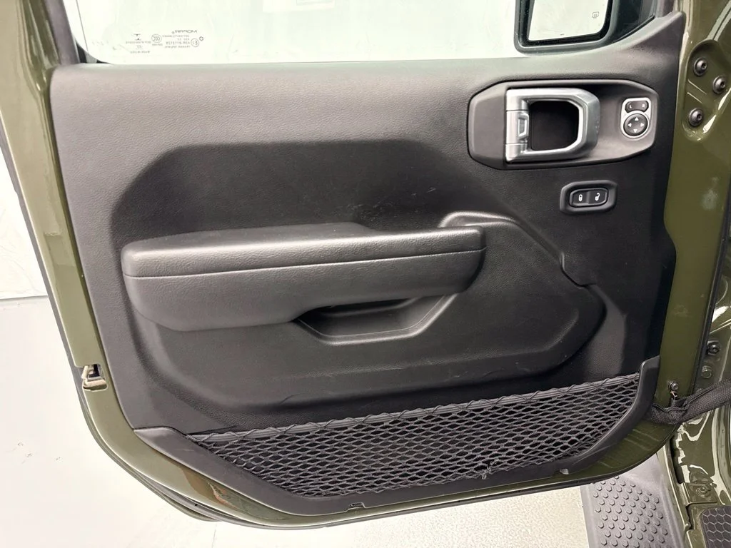 2022 Jeep Wrangler UNLIMITED WILLYS Convertible Slide 16