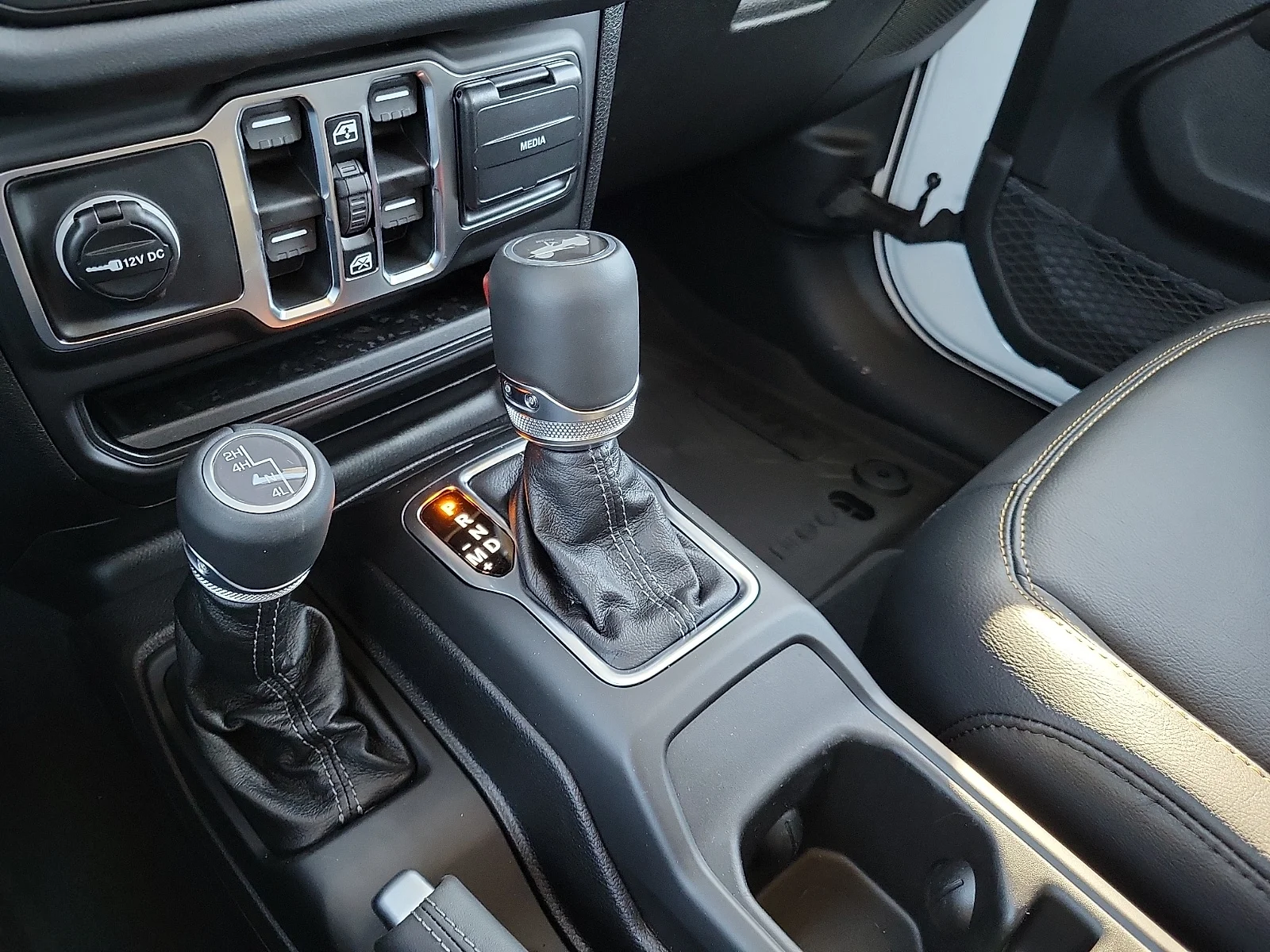 New 2026 PW7 Bright Whit Jeep 4-DOOR SAHARA image 18