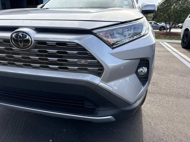 Used 2019  Toyota Limited image 9