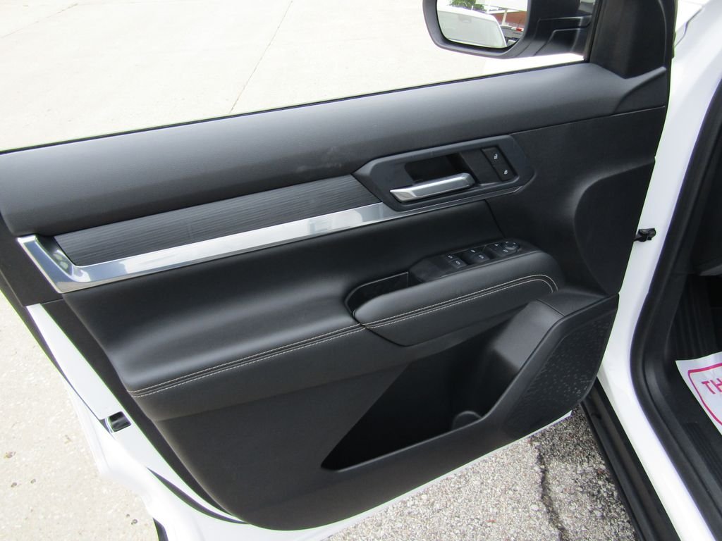 Used 2025 White GMC Elevation image 22