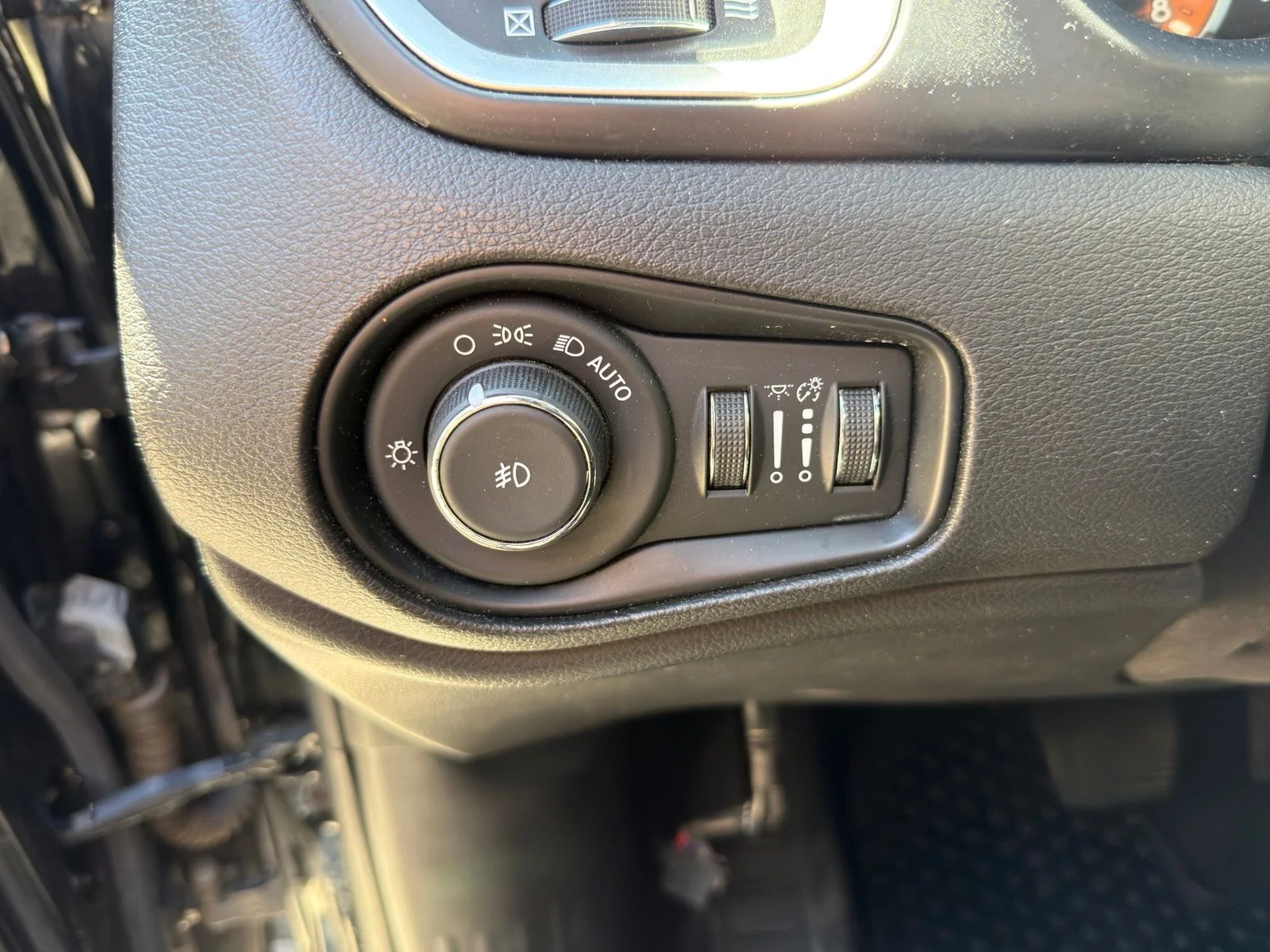 Used 2018 Black Jeep Latitude image 16