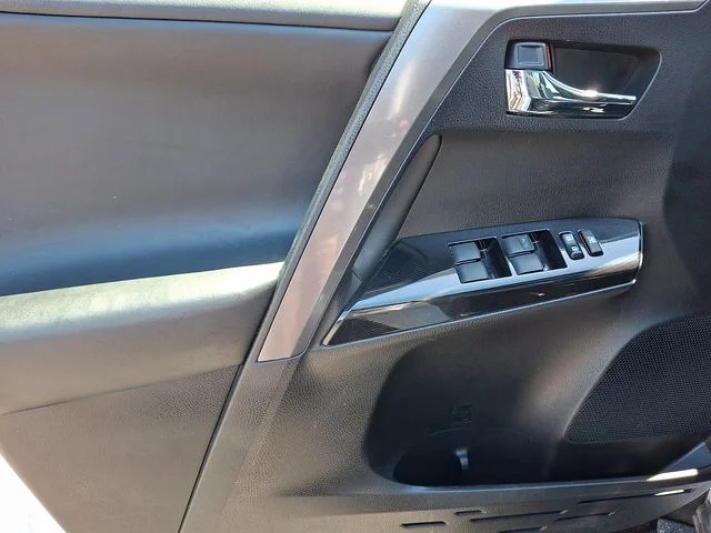 Used 2018 White Toyota SE image 13