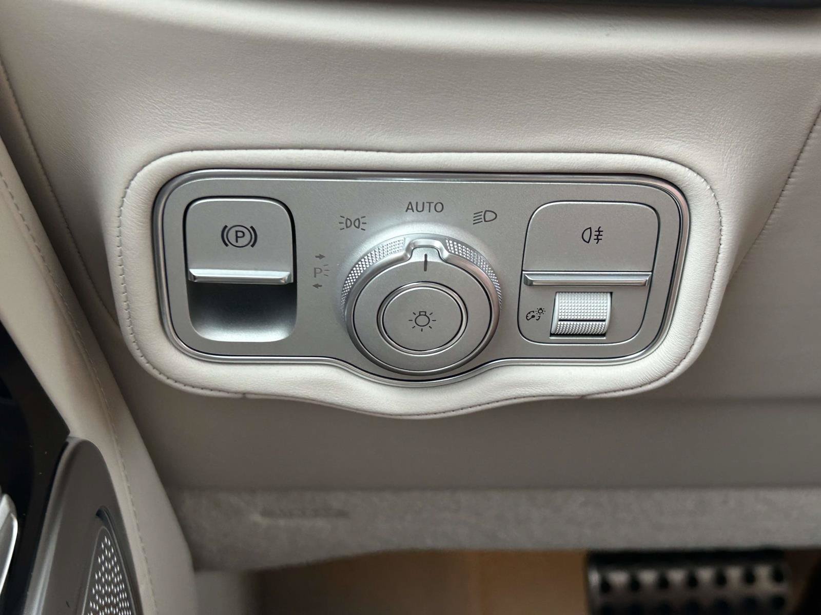 New 2027 MANUFAKTUR Moonlight White Metallic Mercedes-Benz G 580e SUV image 21