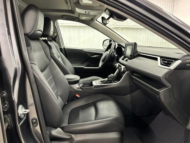 Used 2021 MAGNETIC GRAY MET. Toyota  image 21