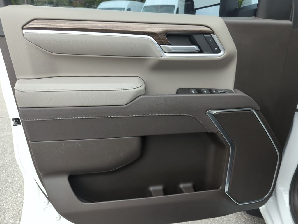 Used 2025 White Chevrolet RST image 17
