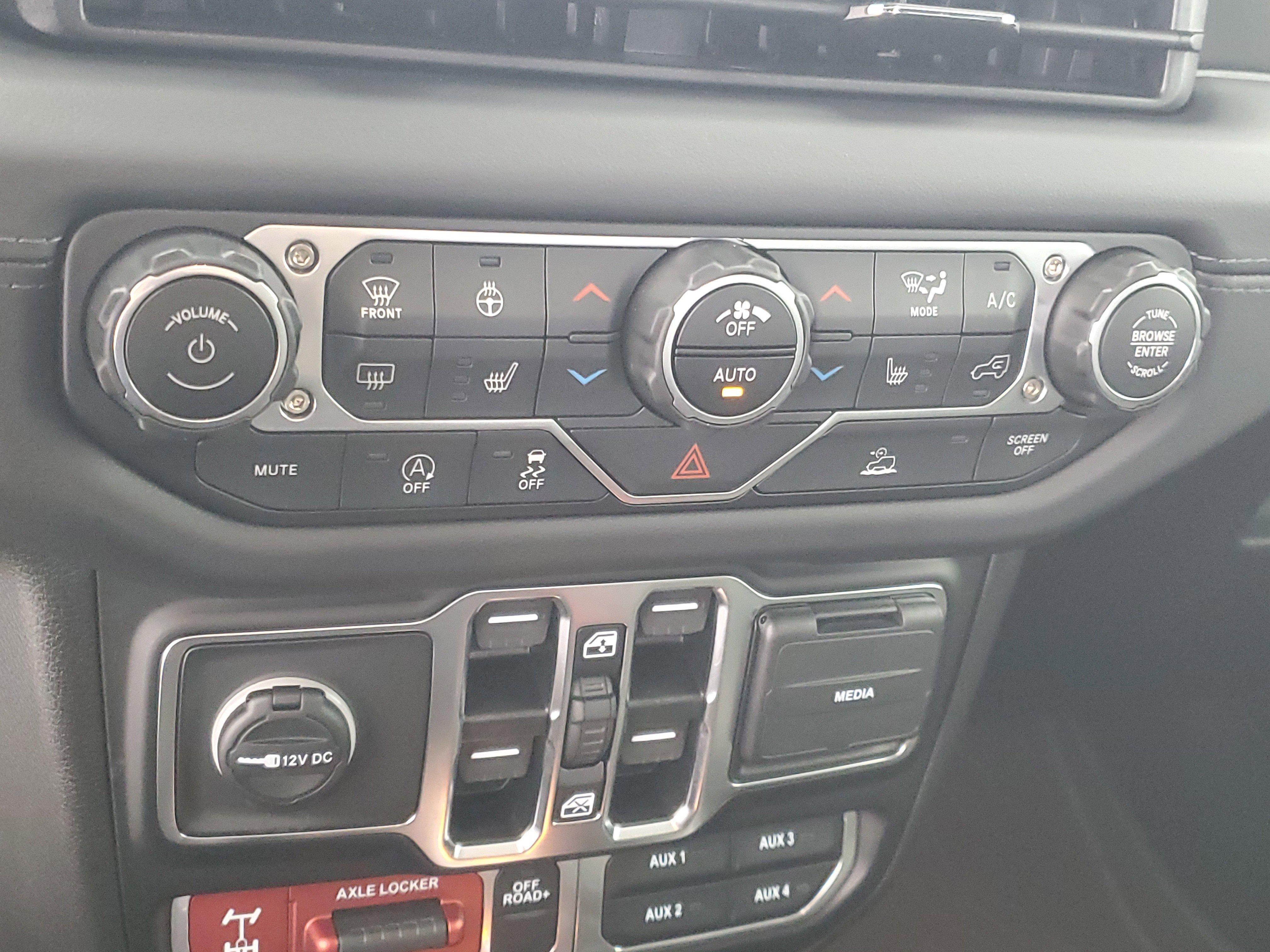Used 2025 Granite Crystal Metallic Clearcoat Jeep Mojave image 27