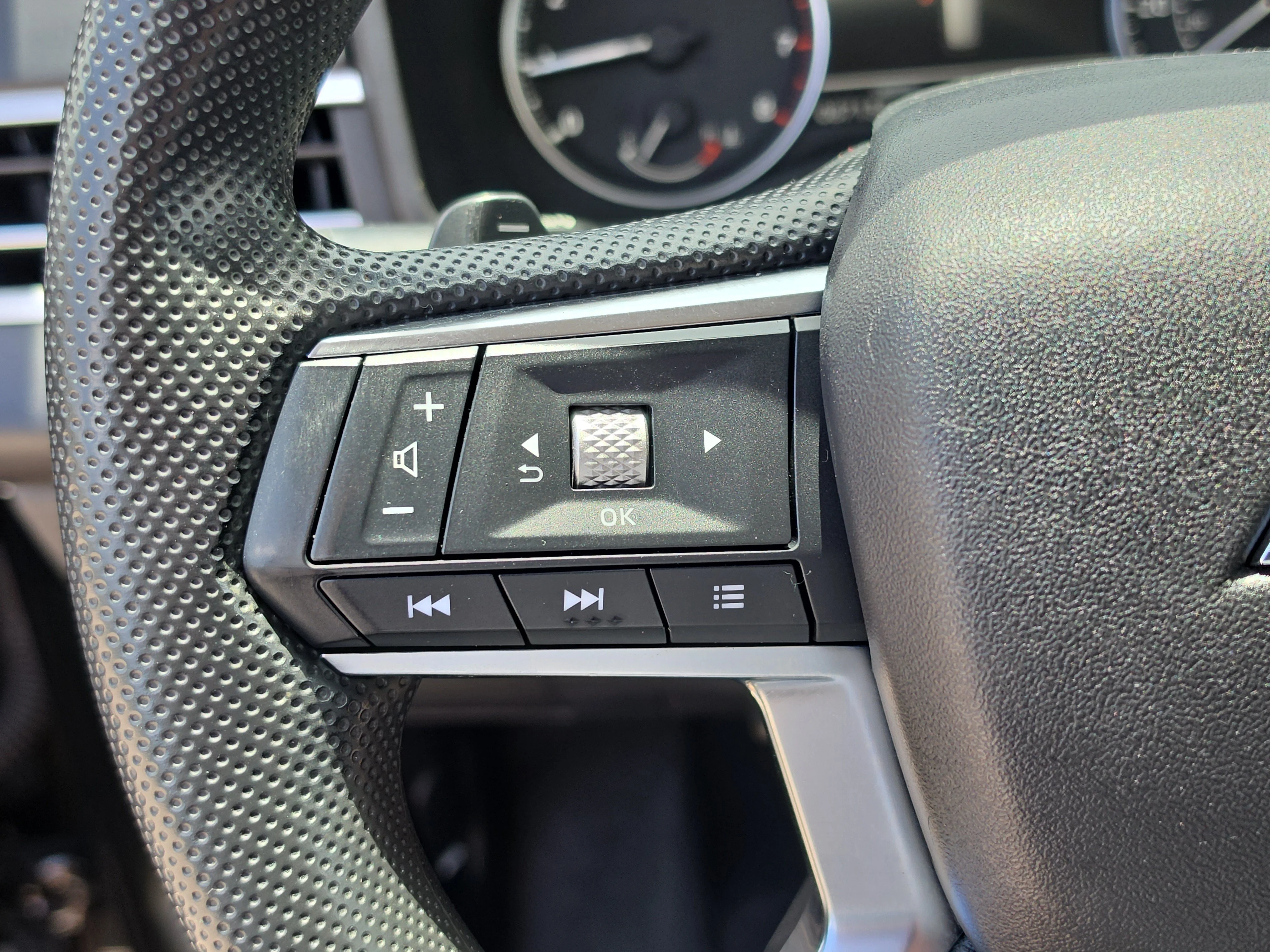 Used 2022 Black Diamond Mitsubishi ES image 29