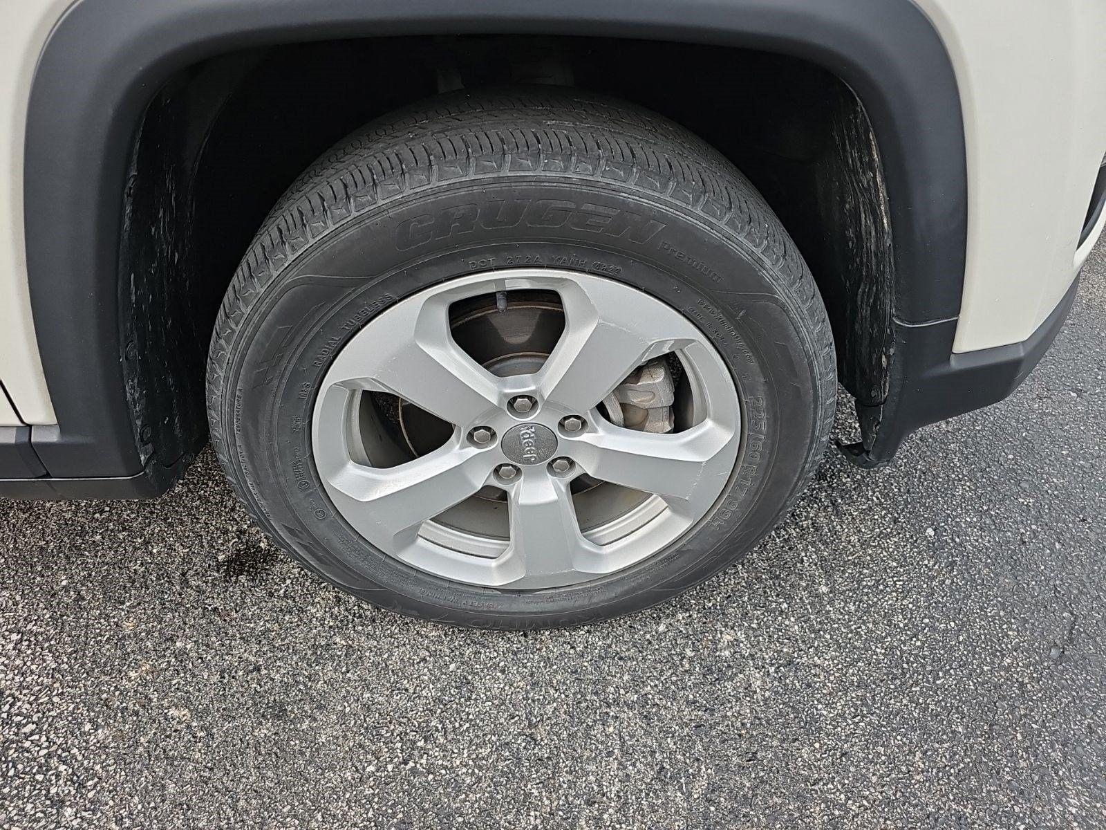 Used 2018 White Clearcoat Jeep Latitude image 9