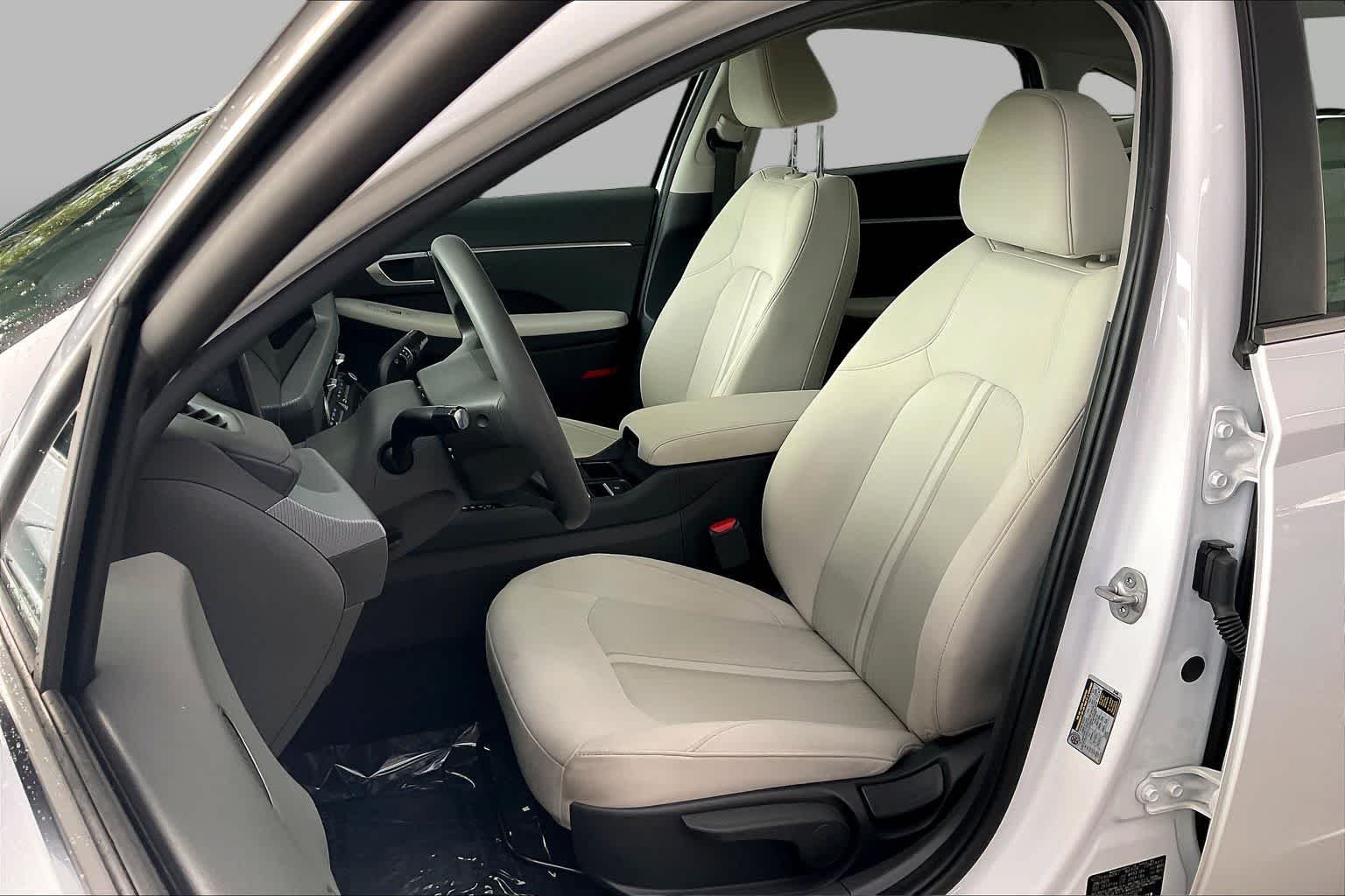 Used 2025 Serenity White Hyundai SE image 8
