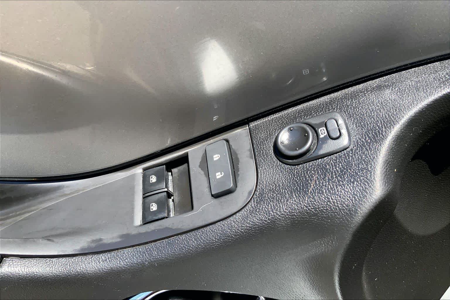 Used 2014 Silver Ice Metallic Chevrolet LT image 26