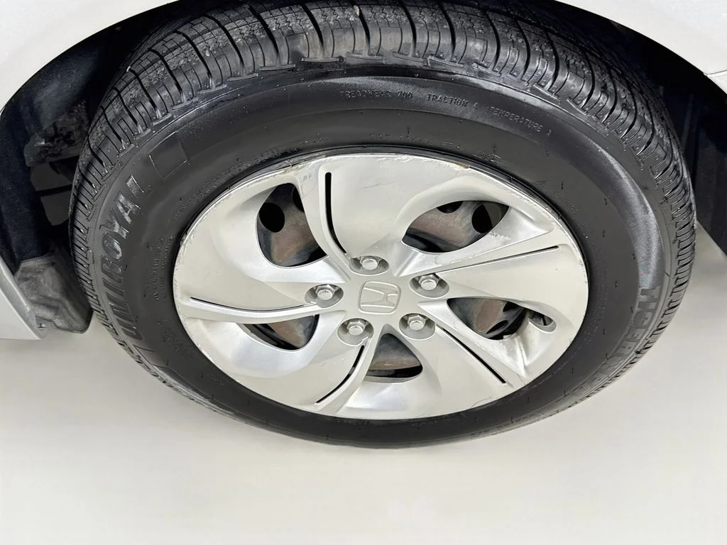 Used 2014 Alabaster Silver Metallic Honda LX image 35