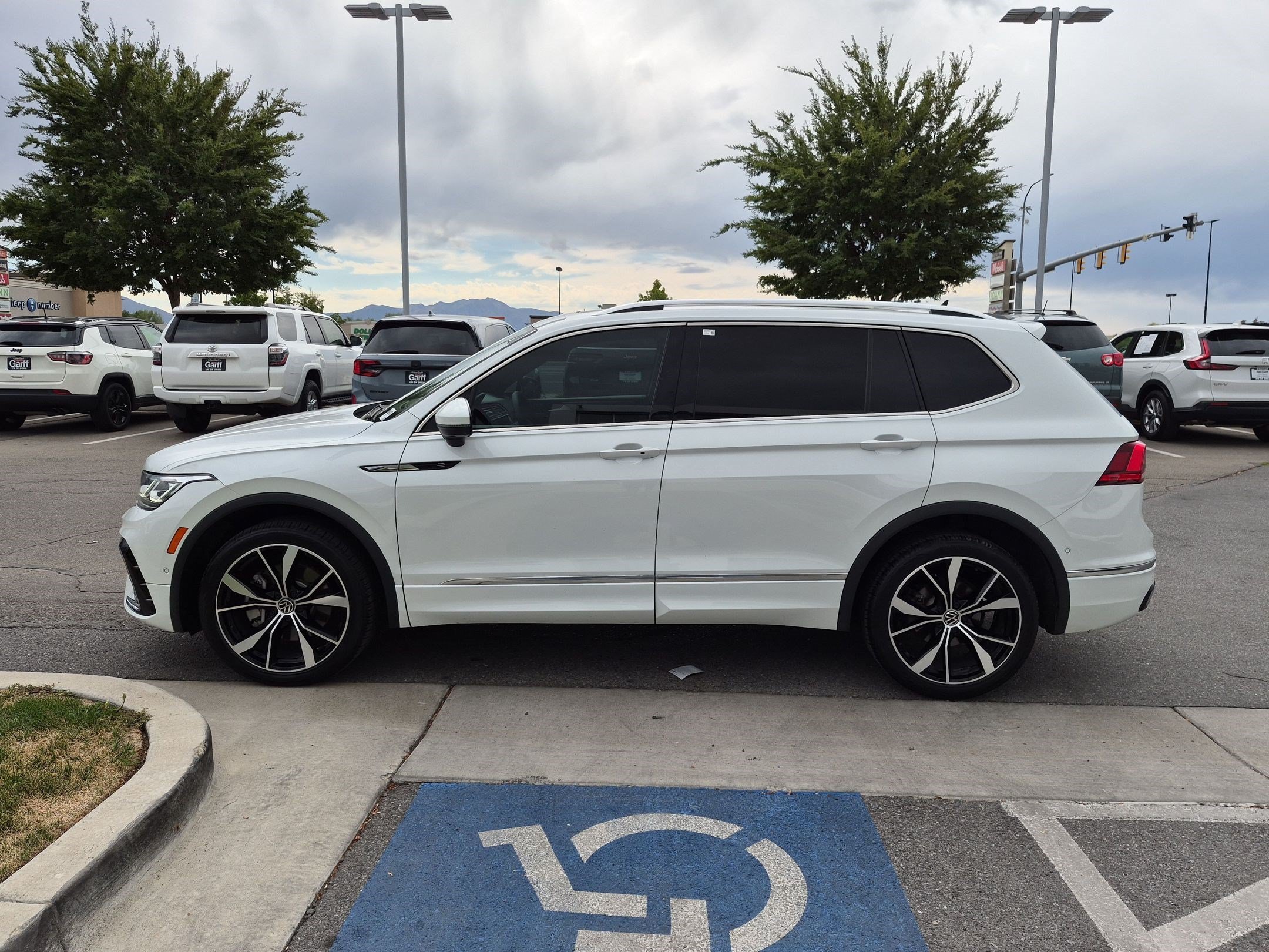 Used 2022 Pure White Volkswagen SEL R-Line image 7