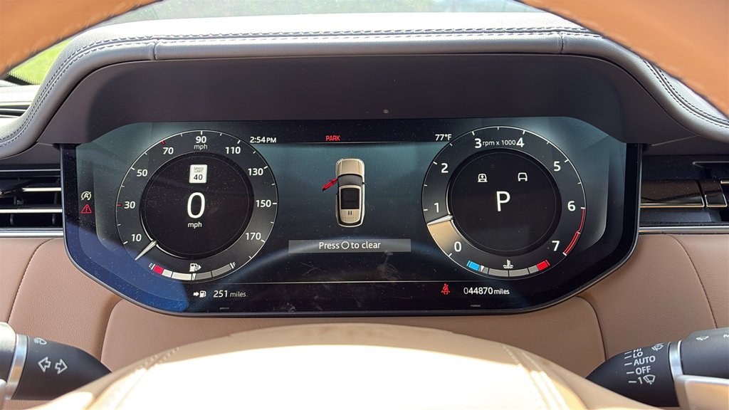 Used 2023 White Land Rover SE image 17