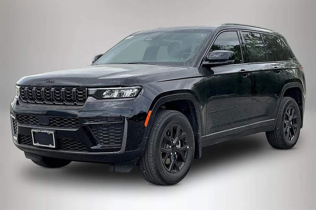 New 2026 Diamond Black Crystal Pearl-Coat Exterior Paint Jeep Altitude image 2