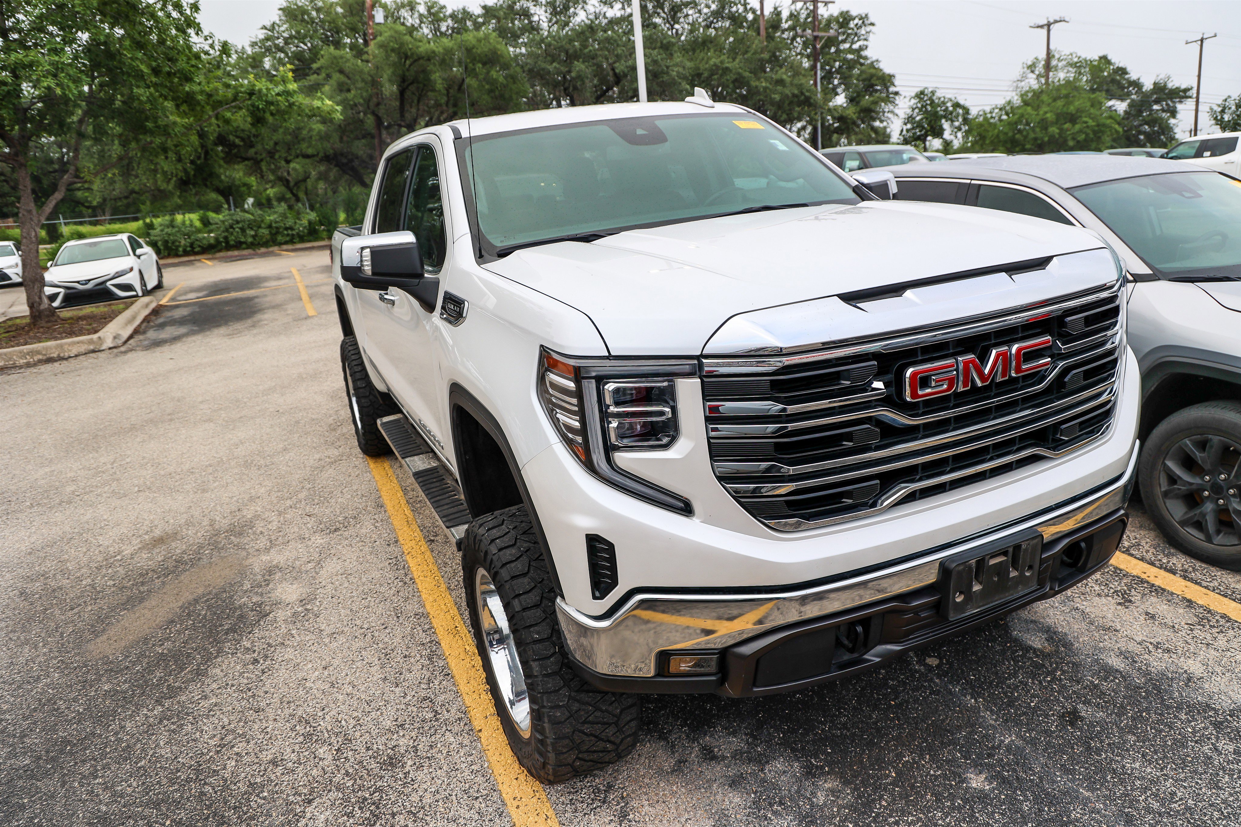 Used 2024 White Frost Tricoat GMC SLT image 4