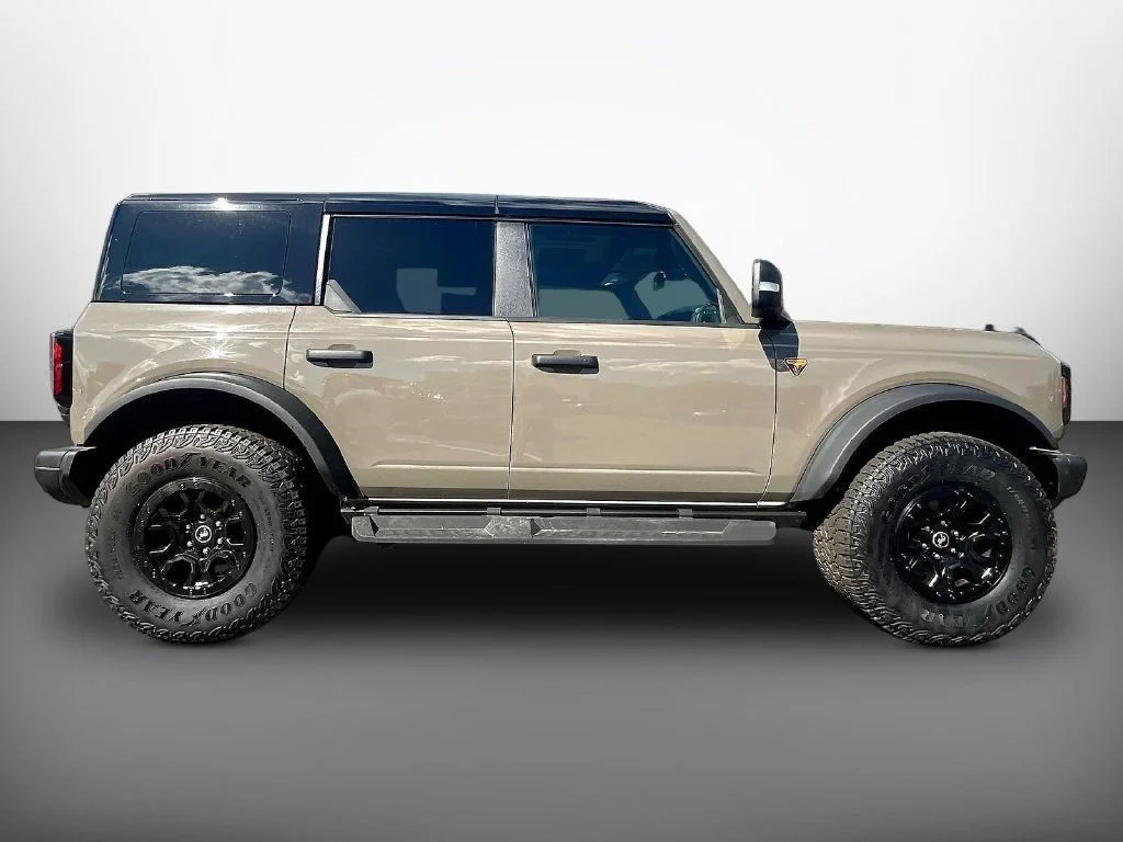 Used 2025 Gray Ford Badlands image 8