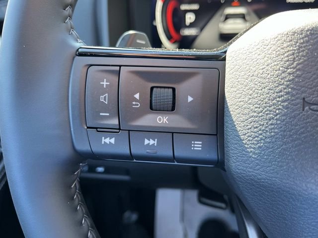New 2026 Champagne Silver Metallic / Super Black Two-tone Nissan Platinum image 28