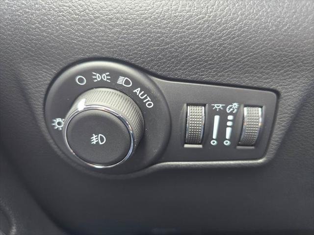New 2026 Red Hot Pearl-Coat Exterior Paint Jeep Latitude image 21