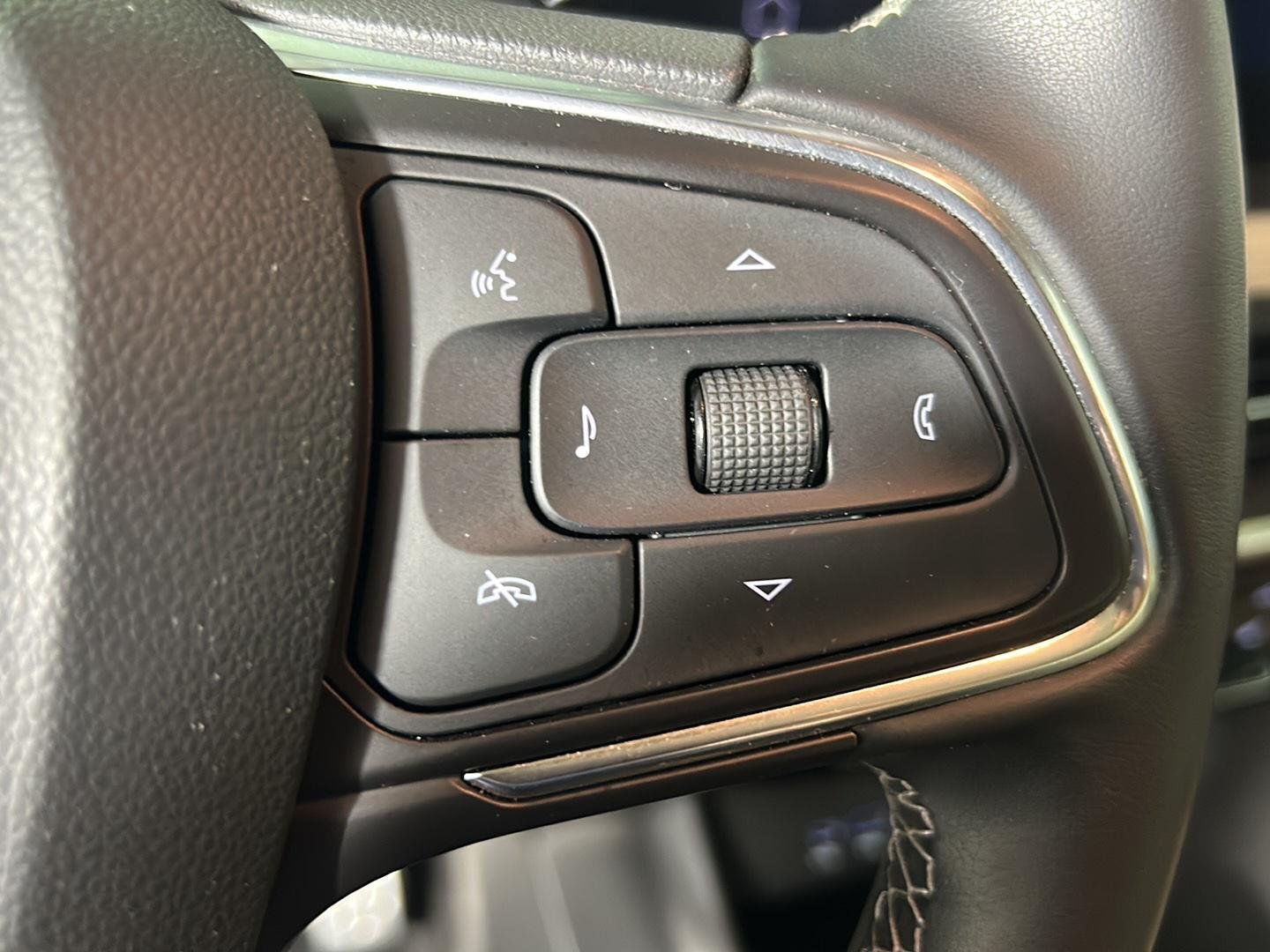 Used 2024 White Frost Tricoat Buick Avenir image 24