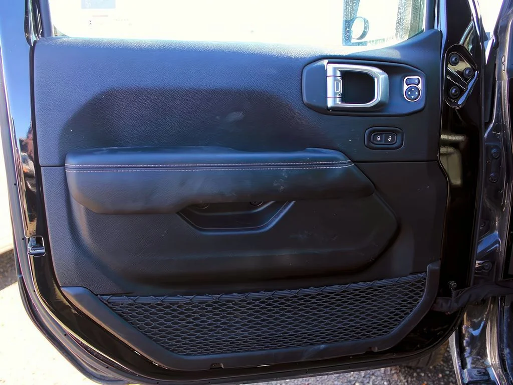 2023 Jeep Wrangler 4-Door Sahara - Photo 9