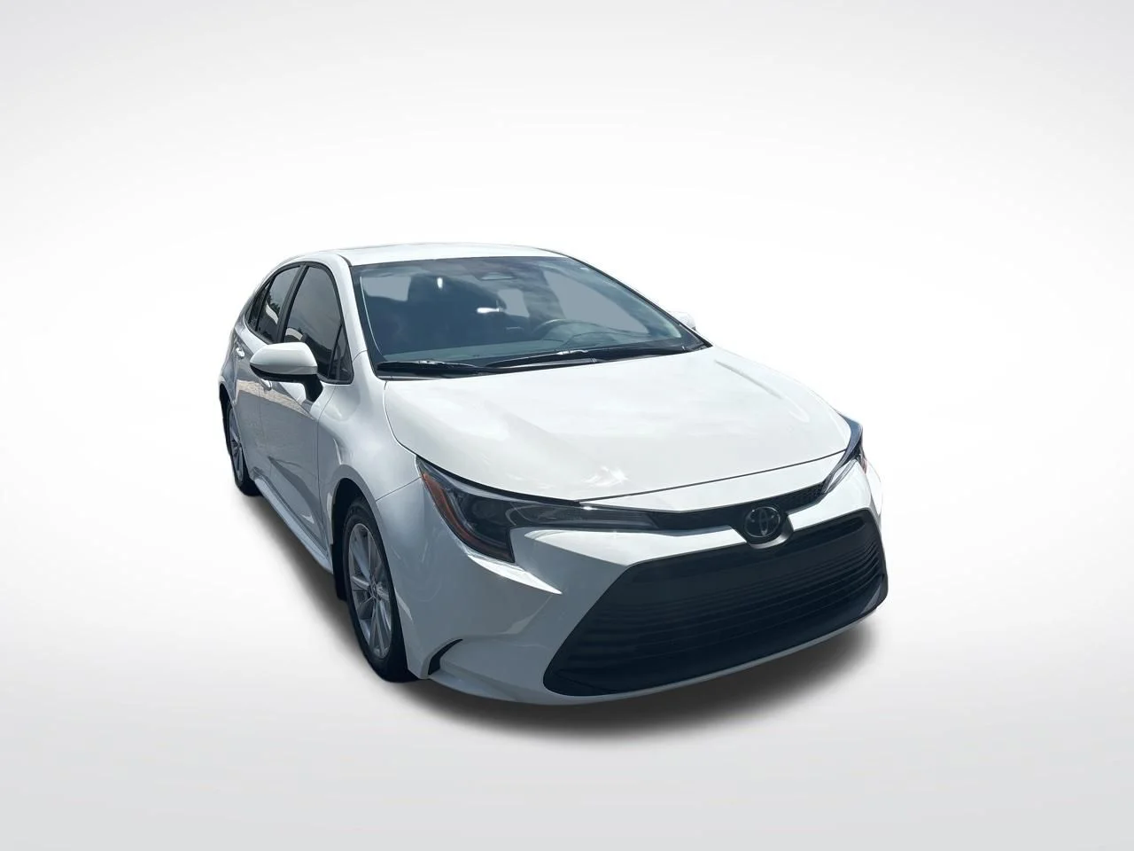 Used 2025 Ice Toyota LE image 3