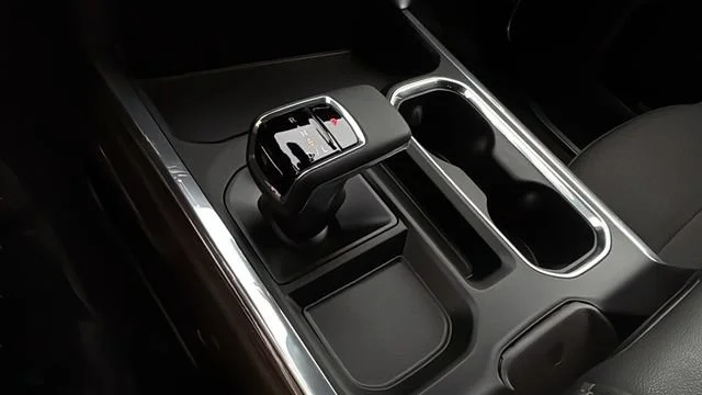 Used 2025 Summit White Chevrolet RST image 30