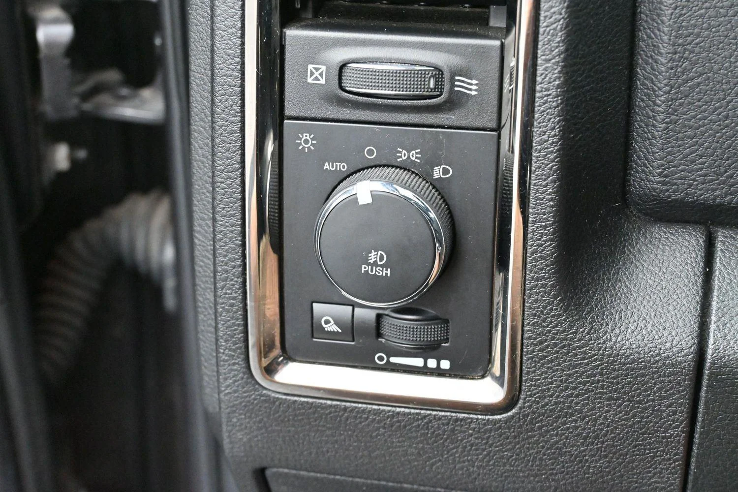 Used 2017 Granite Crystal Metallic Clearcoat Ram Sport image 26