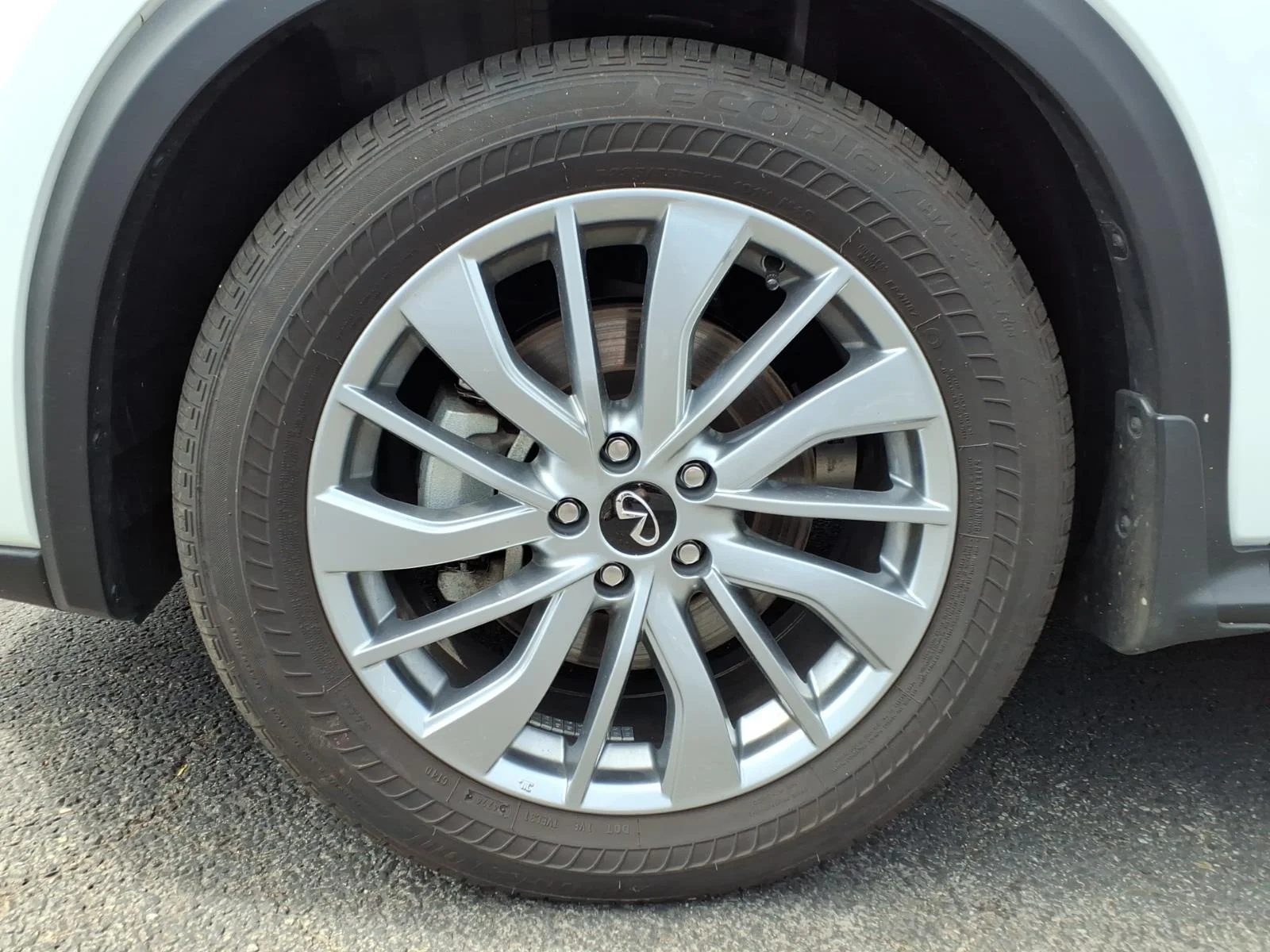 Certified Used 2025 White INFINITI LUXE image 10