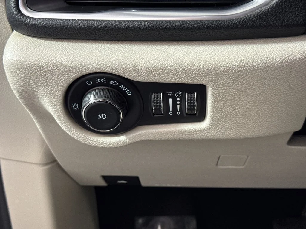 Used 2021 Crystal Metallic Chrysler Limited image 36