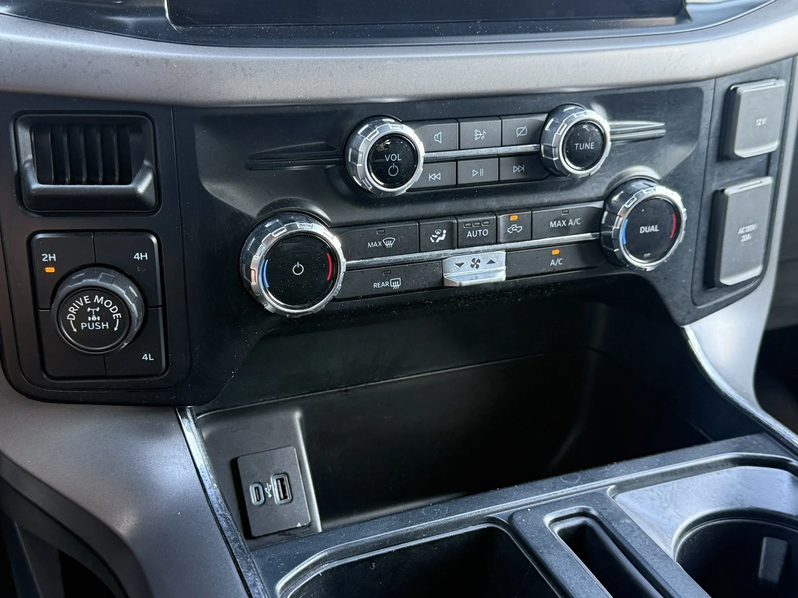 Used 2024 Agate Black Metallic Ford XLT 4WD image 19