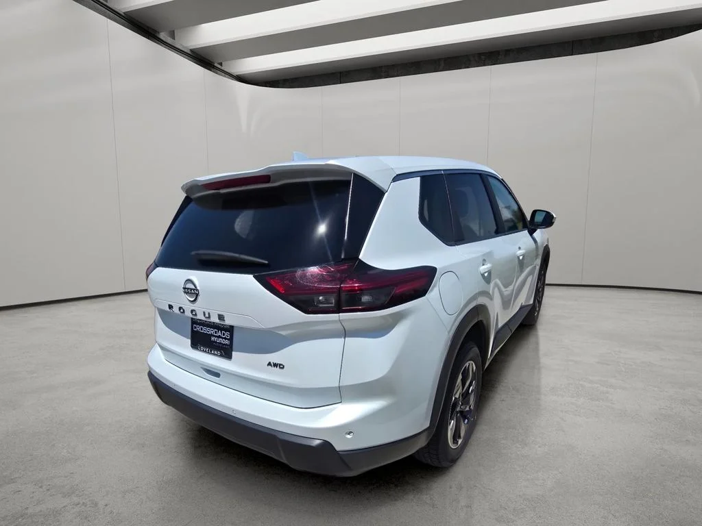 Used 2025 Everest White Pearl Nissan SV image 5