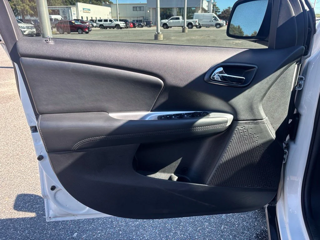 Used 2017 White Dodge SXT image 29