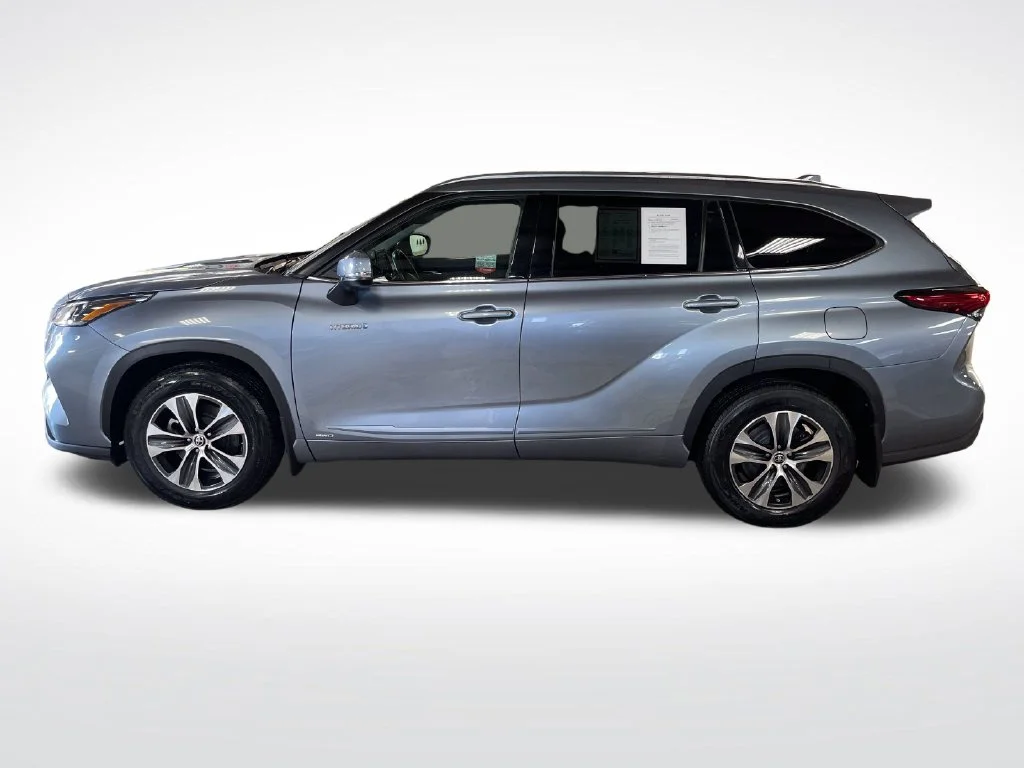 Used 2021  Toyota XLE image 2