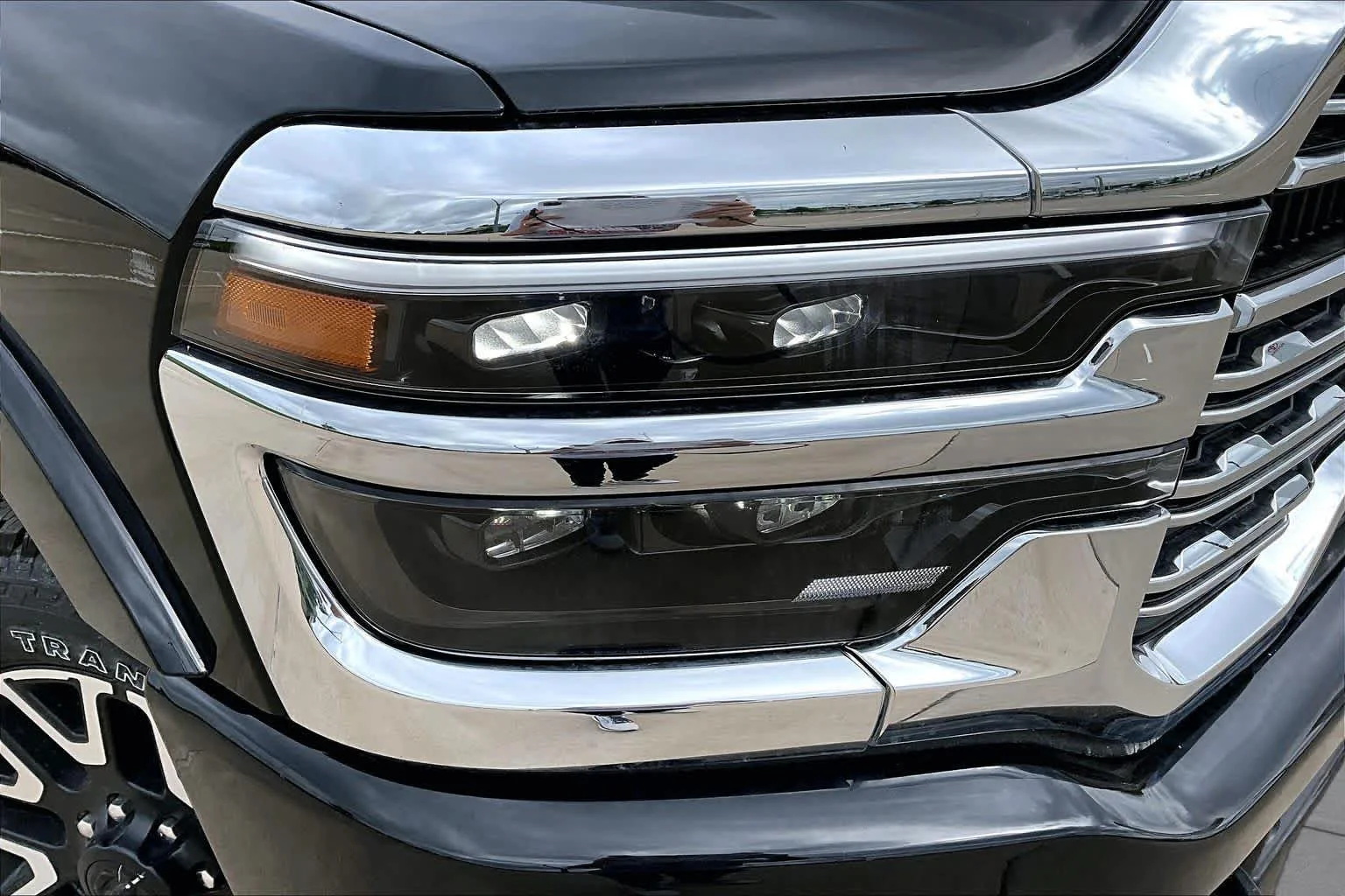 New 2026 Diamond Black Crystal Pearl-Coat Exterior Paint RAM Longhorn image 13