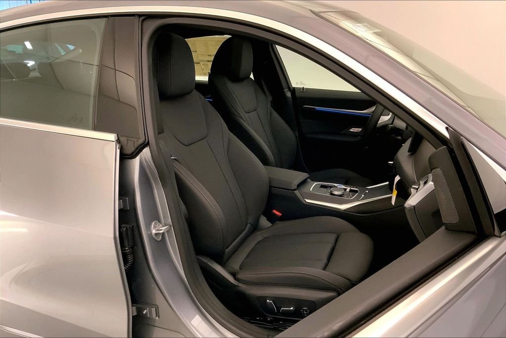 Used 2026 Skyscraper Grey Metallic BMW xDrive40 image 7