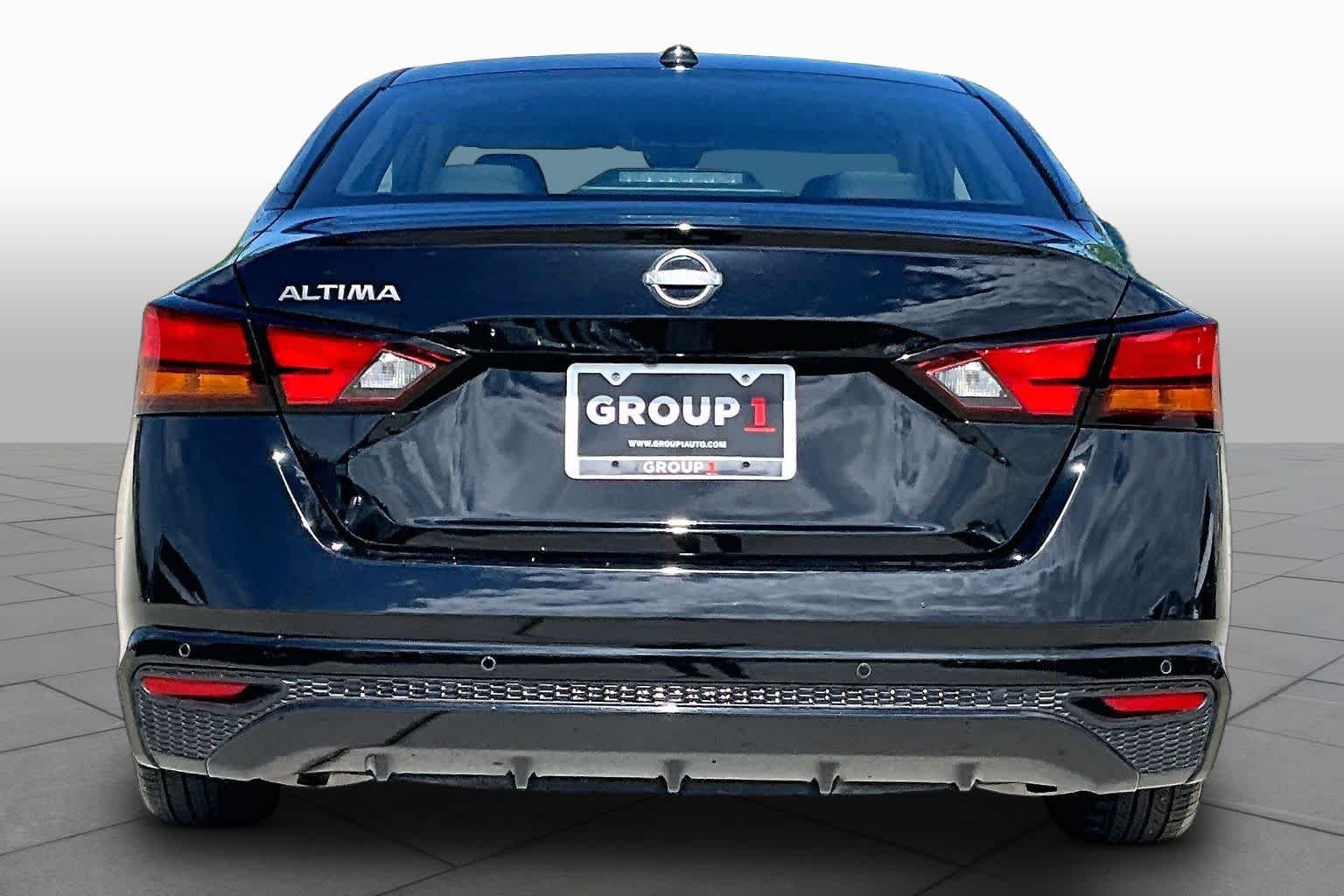 Used 2025 Super Black Nissan SV image 5
