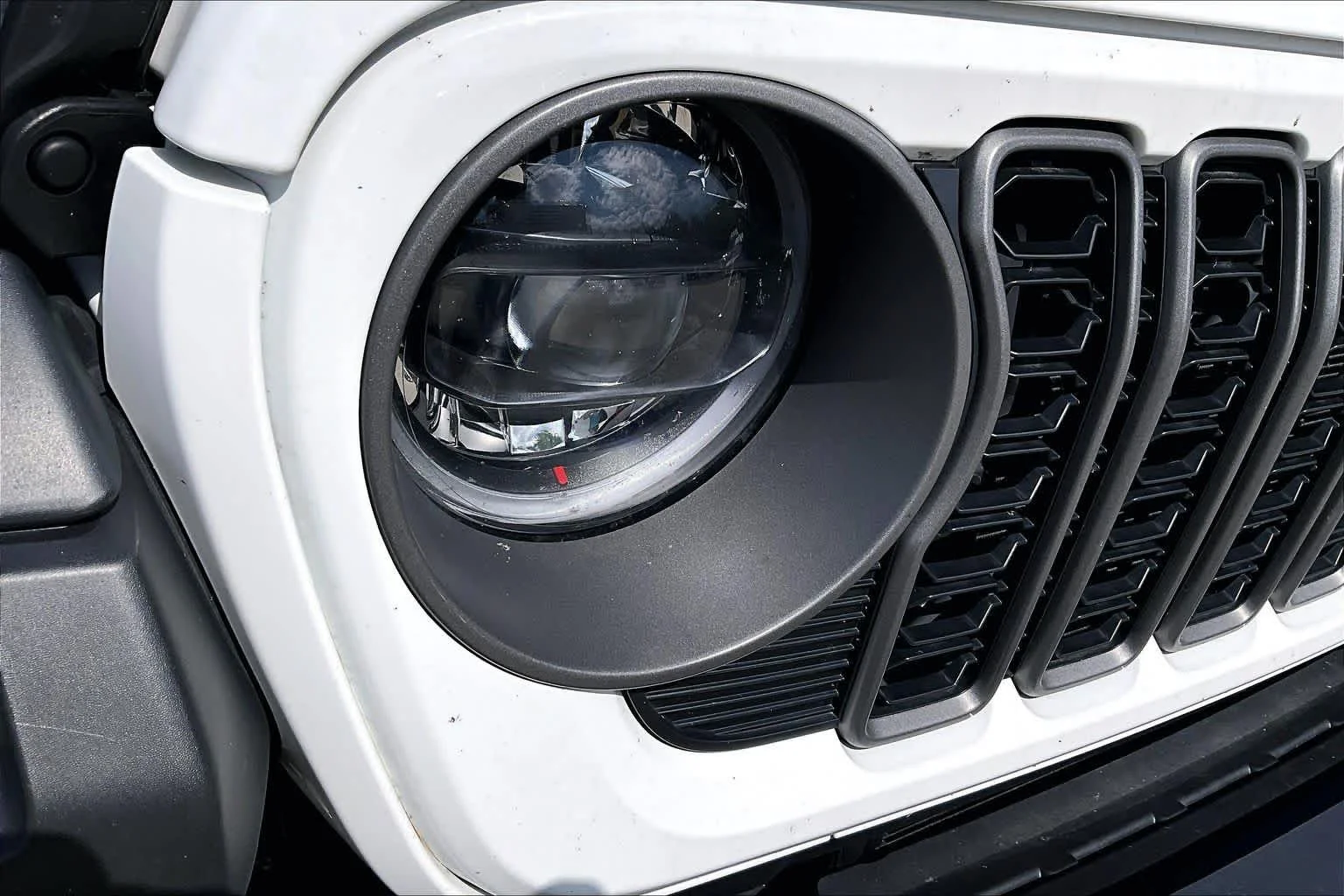 Certified Used 2025 Bright White Clearcoat Jeep Rubicon image 27