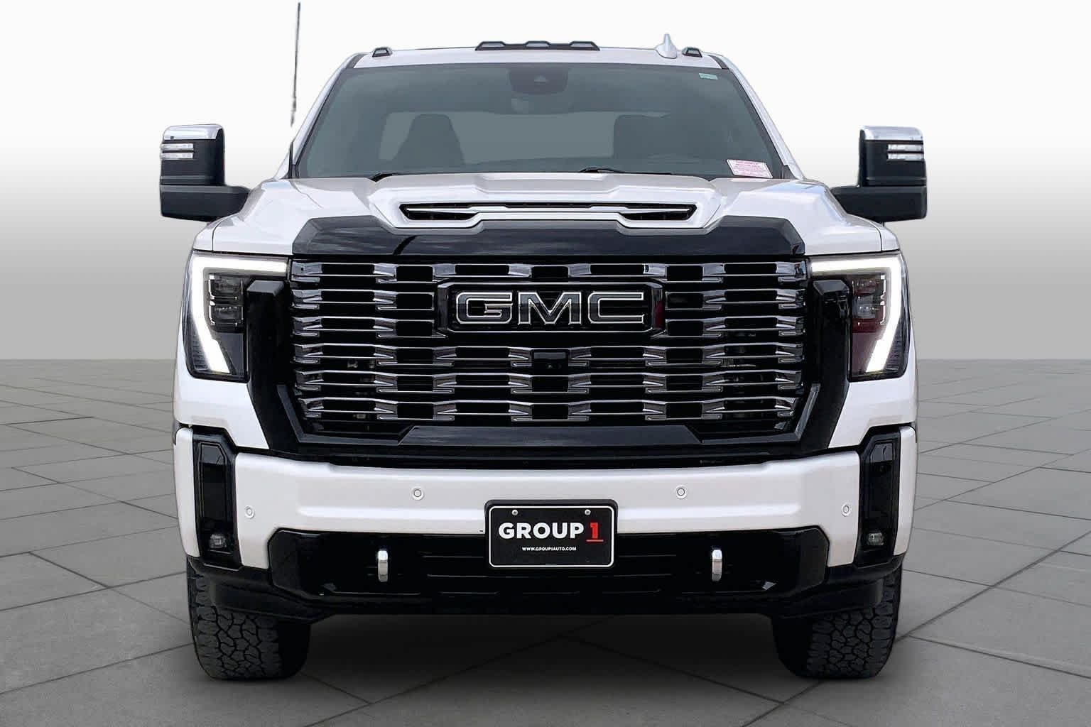 Used 2025 White Frost Tricoat GMC Denali Ultimate image 4